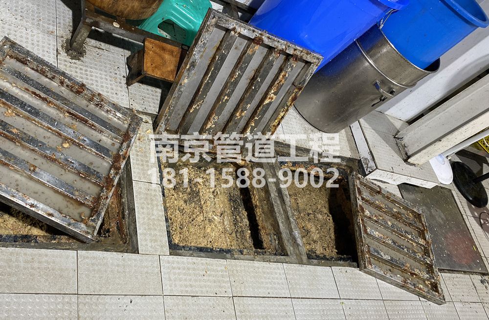 278仙居雅苑城管中队食堂隔油池清理